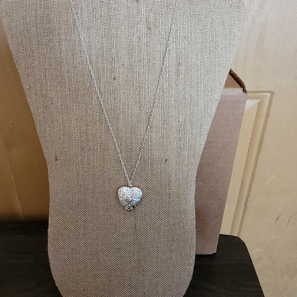 Filigree Heart ❤️ Locket - Picture 3 of 4